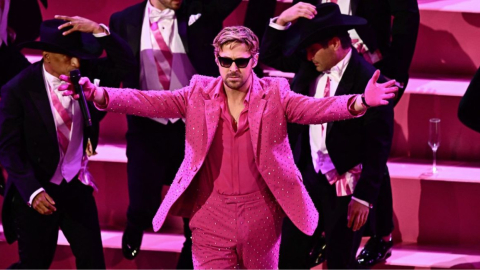 Ryan Gosling en su performance de la canción "I'm Just Ken", de la película 'Barbie', en la gala del Oscar 2024. No es el mejor pagado del 2023, pero sí está en el Top 10.