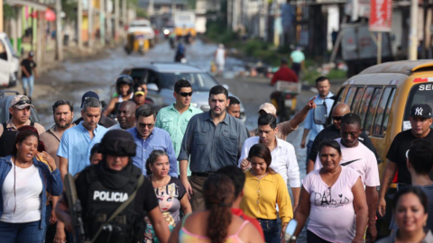 El alcalde de Guayaquil, Aquiles Alvarez, durante un recorrido por obras municipales en la cooperativa Sergio Toral, el 13 de marzo de 2024.