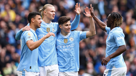 Erling Haaland celebra con sus compañeros del Manchester City un gol ante el Luton Town, el 13 de abril de 2024.