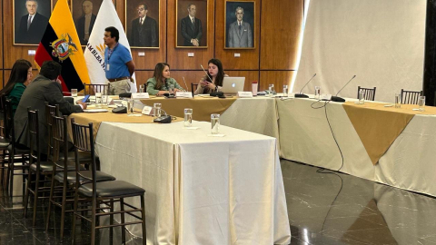 Casi vacío lució el salón en el que se reunió la Comisión que investiga el asesinato de Fernando Villavicencio. 