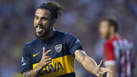 El delantero de Boca Juniors, Daniel Osvaldo, celebra tras anotar el segundo gol del equipo contra Estudiantes el 29 de marzo de 2015.