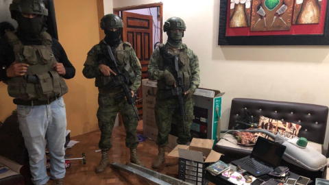 Militares junto a varias de las evidencias encontradas en una vivienda de Portoviejo, usada por la banda Los Lobos, el 14 de marzo de 2024.