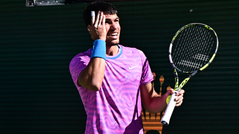 Carlos Alcaraz se toma la cabeza por una picadura de abejas en Indian Wells, el 14 de marzo de 2024.