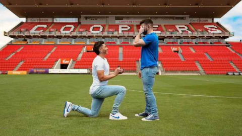 El futbolista Josh Cavallo le pide matrimonio a su novio, el 13 de marzo de 2024.