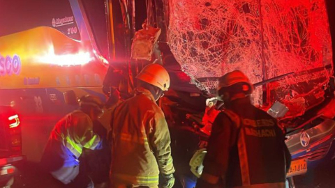 Un bus accidentado en la Panamericana Sur, en el sector Alaosí, en Mejía, el 15 de marzo de 2024.