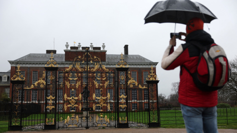 Un turista tomando una fotografía a los exteriores del Palacio de Kensington, residencia de la princesa Kate, Londres, el 15 de marzo de 2024.