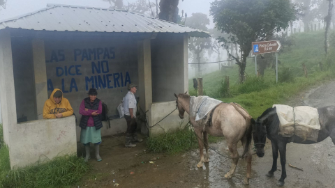 En las Pampas, Cotopaxi, sus habitantes le dicen no a la minería con leyendas pintadas en las paredes, el 14 de marzo de 2024.