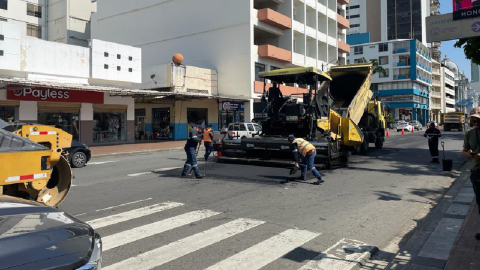 Cuadrillas del Municipio realizan el cambio de asfalto en la avenida Malecón.