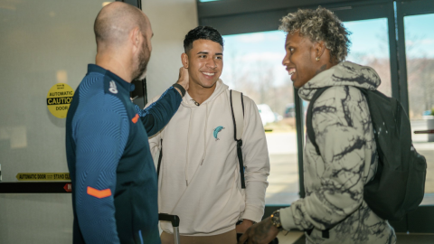 Los jugadores Kendry Páez y Joao Ortiz saludan con el DT Félix Sánchez Bas en Nueva Jersey, el 16 de marzo de 2024.