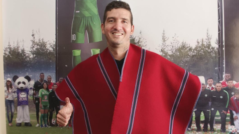 Jorge Pinos luce un poncho en su presentación como jugador de Mushuc Runa.