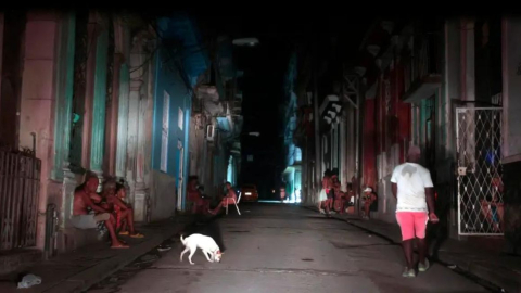 Imagen referencial. Fotografía de archivo de personas en las puertas de sus casas durante un apagón, en La Habana (Cuba). 