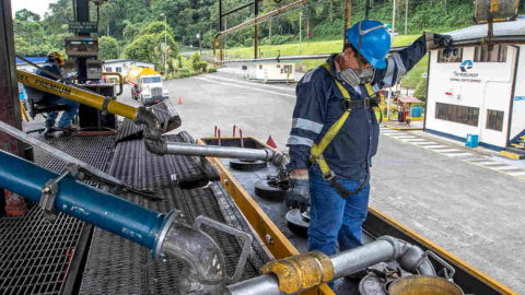 Imagen referencial de un trabajador de Petroecuador.