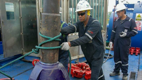 Dos trabajadores de Petroecuador en labores de perforación en el pozo Palo Azul, en Sacha, Orellana.