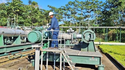 Un operador en las instalaciones de Petroecuador, en enero de 2024.