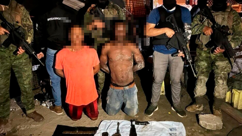 Carlos A., alias “Chino”, y Jhon Q., alias “Wicho” fueron detenidos en un operativo militar en Esmeraldas