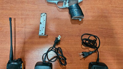 Un pistola y equipos de comunicación fueron localizados en una vivienda ocupada por Los Tiguerones en Guayaquil