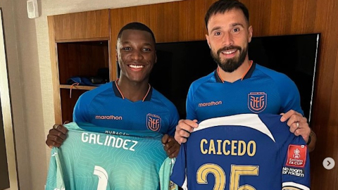 Moisés Caicedo y Hernán Galíndez intercambian camisetas en Nueva Jersey, el 19 de marzo de 2024.