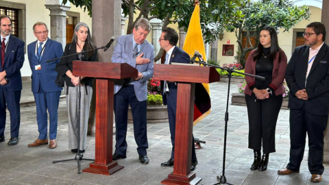 Roberto Rock, miembro de la SIP, saluda con Roberto Izurieta, secretario de Comunicación tras una reunión con el presidente Daniel Noboa. Quito, 19 de marzo de 2024