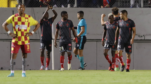 Jugadores de El Nacional celebrando su gol ante Aucas, miércoles 20 de marzo.