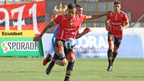 Raúl Becerra, del Cuenca, controla una pelota en el partido ante Macará, el 20 de marzo de 2024.