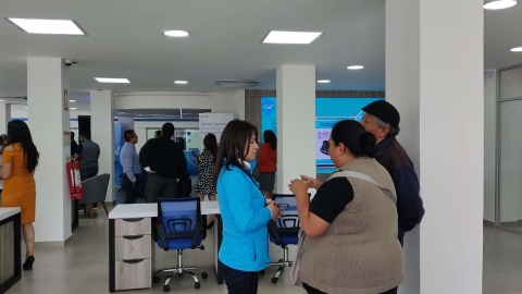 Imagen referencial de atención a los clientes en una agencia de CNT en Quito.