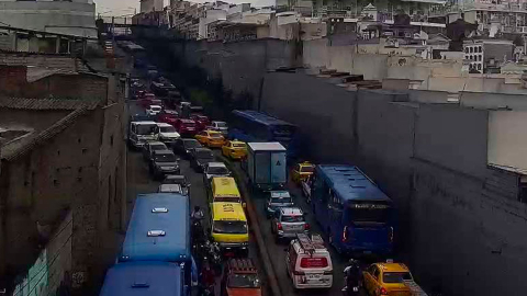 Se registra fuerte congestión vehicular en la avenida Mariscal Sucre por un accidente de tránsito este 20 de marzo.