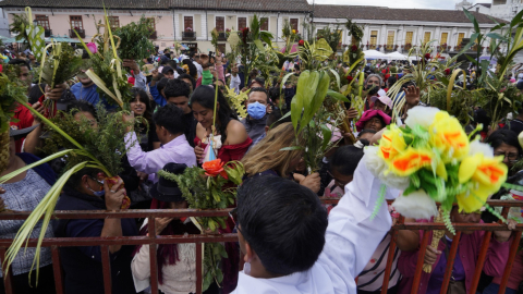 Un sacerdote bendice los ramos de palma en Quito, en abril de 2023.