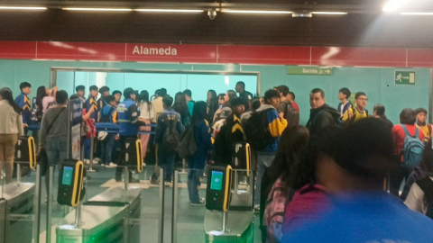 Usuarios del Metro de Quito no pueden ingresar a las estaciones, este jueves 21 de marzo de 2024.