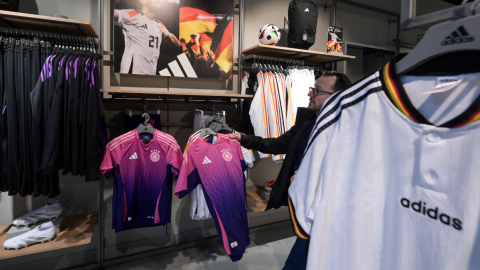 Imagen de las camisetas de la selección alemana en un local de Adidas en Frankfurt, en marzo de 2024.