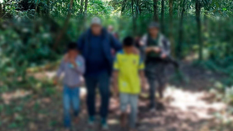 Policías fuertemente armados rescatan a menores de edad en la selva de Morona Santiago.