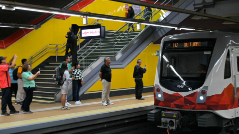 Usuarios del Metro de Quito esperan abordar a uno de sus trenes.