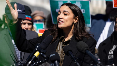 La congresista Alexandria Ocasio-Cortez pide estatus especial para los migrantes de Ecuador en EE.UU.