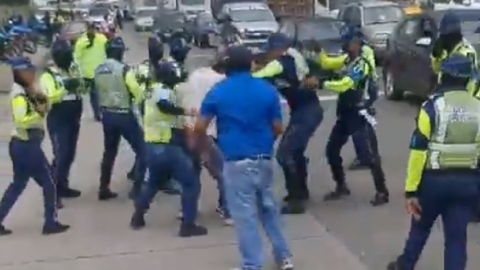 Pelea entre agentes de la ATM y ciudadanos de Guayaquil, el pasado 22 de marzo de 2024.