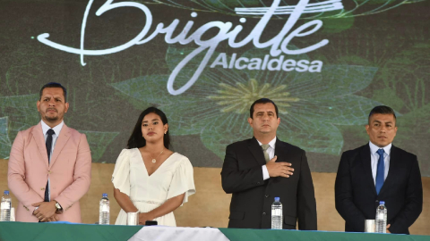 Brigitte García, alcaldesa de San Vicente, durante un evento junto a autoridades de Manabí.