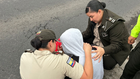 Las agentes policiales dialogaron con la persona que intentó atentar contra su propia vida.