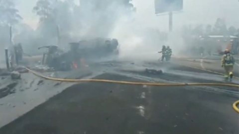 Bomberos trabajan en el incendio de un camión en la avenida Simón Bolívar, en Quito, el 25 de marzo de 2024.