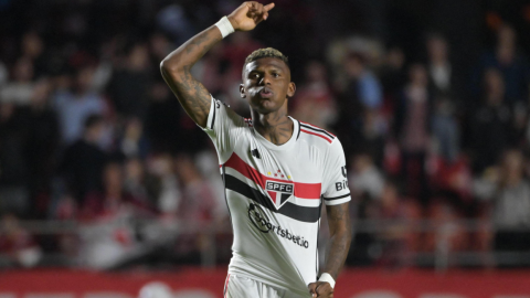 Robert Arboleda festeja un gol con São Paulo en el estadio Morumbí, el 31 de agosto de 2023.