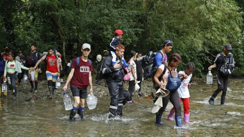 Grupos de migrantes cruzan por la selva del Darién.