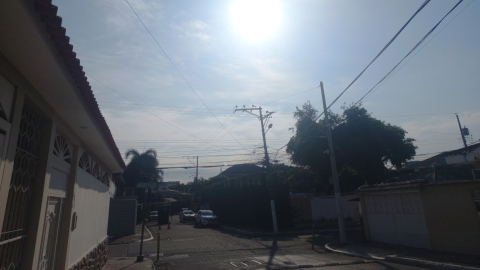 Vista panorámica de un barrio del norte de Guayaquil, el 26 de marzo de 2024.