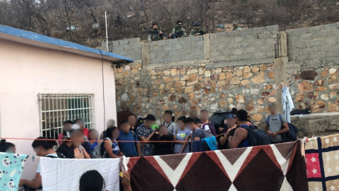 Autoridades de México liberaron a un grupo de migrantes  durante un cateo realizado en el Istmo de Tehuantepec, en marzo de 2024.