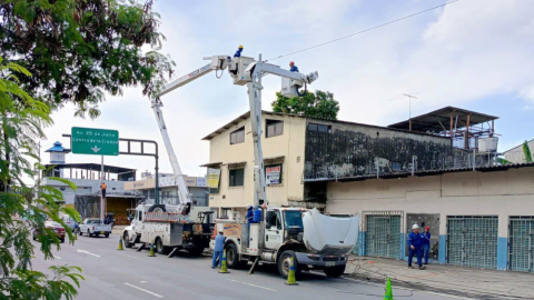 Imagen referencial de un camión de reparación de CNEL EP en el sur de Guayaquil, el 24 de marzo de 2024.