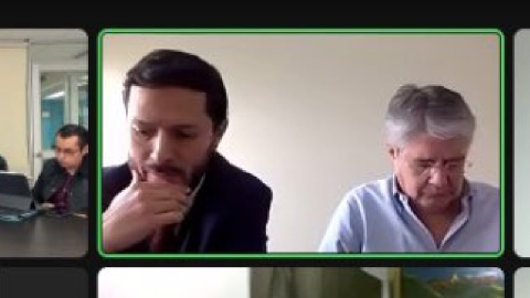 El expresidente Guillermo Lasso y uno de sus abogados, en comparecencia a la Fiscalía el 26 de marzo de 2024.