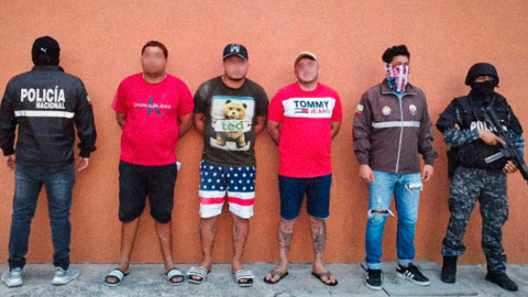 Alias 'Pecho Amarillo' (centro), junto a otros sujetos detenidos en un operativo en Manta, el 24 de marzo de 2024.