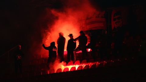 Ultras encienden bengalas dentro de un estadio de fútbol, el pasado 19 de octubre de 2019.