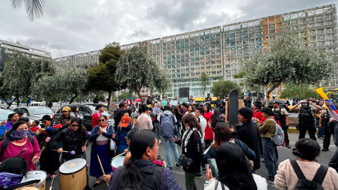 Ciudadanos participan en plantón contra la minería en Quito, este 26 de marzo de 2024.