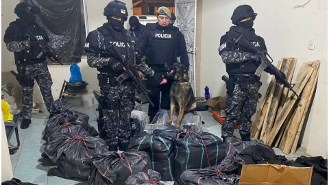 Policías encontraron sacos con droga en una vivienda ubicada en el sector El Fortín, en Guayaquil, el 27 de marzo de 2024.