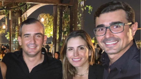 Jorge Guschmer (i) junto a Andrés y su esposa. 