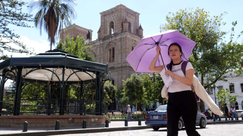 Una persona camina en Cuenca, en enero de 2024.