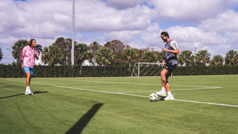 Leonardo Campana y Stefano Tsitsipas con un balón en el predio del Inter Miami, 26 de marzo de 2024.