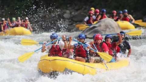 Un grupo de turistas practica rafting en Mindo.